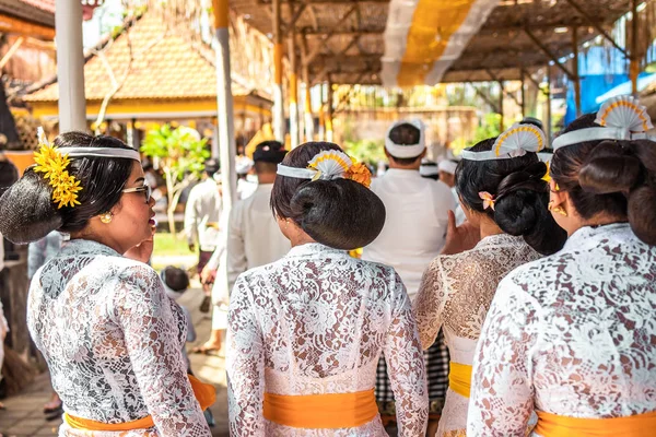 Bali, Indonesië - 9 oktober 2018: Balinese vrouw op een grote ceremonie in Ubud, Pejeng. — Stockfoto