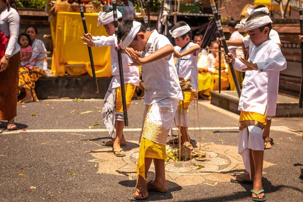 BALI, INDONESIA - OCTOBER 3, 2018: Balinese boys ritual dance in traditional costume on a balinese family ceremony in desa Pejeng Kangi. — Stock Photo, Image