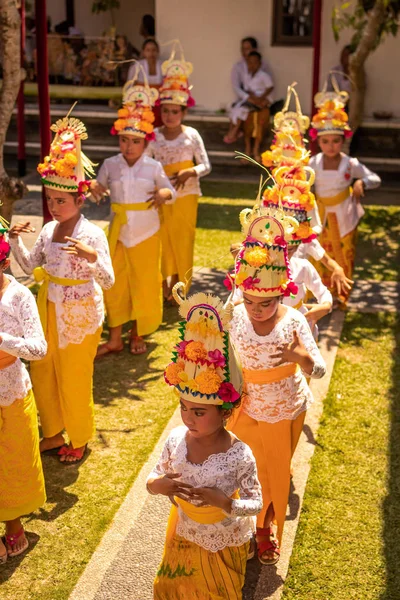 Bali Indonesia Octubre 2018 Niños Balineses Traje Tradicional Una Ceremonia —  Fotos de Stock