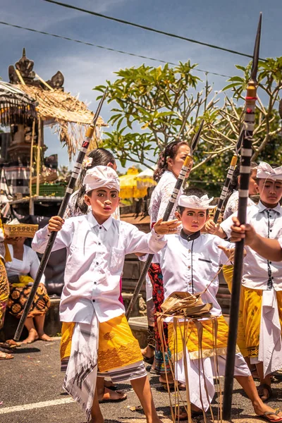 Bali, Indonésie - 3 října 2018: Balijská chlapci rituální tanec v kroji na balijské rodinný obřad v desa Pejeng Kangi. — Stock fotografie