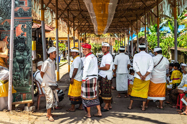 БАЛИ, ИНДОНЕЗИЯ - 9 ОКТЯБРЯ 2018: Балийцы на большой церемонии в Убуде, Педженг
.