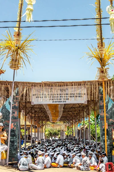 Bali, Endonezya - 9 Ekim 2018: Ubud, Pejeng büyük bir törenle üzerinde dua Bali insanlar.
