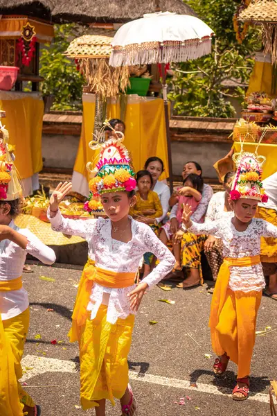 BALI, INDONÉSIA - OUTUBRO 3, 2018: Meninas balinesas dançando com trajes tradicionais em uma cerimônia familiar balinesa na desa Pejeng Kangi . — Fotografia de Stock