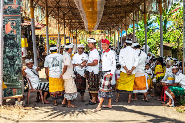 БАЛИ, ИНДОНЕЗИЯ - 9 ОКТЯБРЯ 2018: Балийцы на большой церемонии в Убуде, Педженг
.