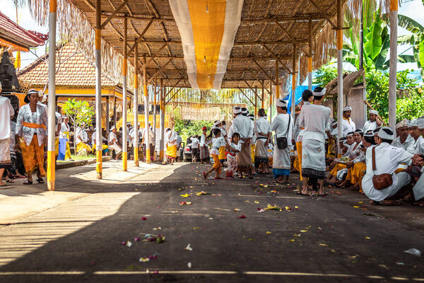 БАЛИ, ИНДОНЕЗИЯ - 9 ОКТЯБРЯ 2018: Балийцы на большой церемонии в Убуде, Педженг
.
