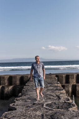 Genç adam bir sahil arka planda, Bali Adası.