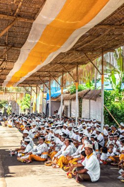 Bali, Endonezya - 9 Ekim 2018: Bali Ubud, Pejeng büyük bir törenle insanlar.