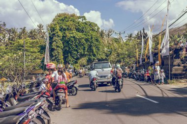 Bali, Endonezya - 30 Mayıs 2018: İnsanlar ve motosiklet Candidasa, Bali Adası Bali sokakta.