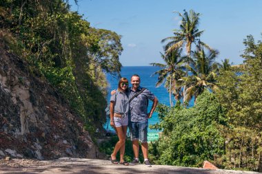 Genç balayı çift güzel tropikal arka plan üzerinde. Bali Adası.