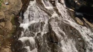 Bali, Endonezya - Ekim 22, şelale, Bali Adası ormanda video uçan 2018:4 k.