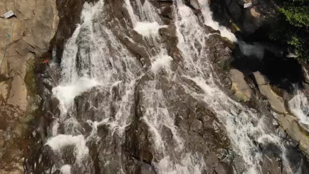 4K vídeo volador de cascada en la selva de la isla de Bali, Indonesia. Drone video . — Vídeos de Stock