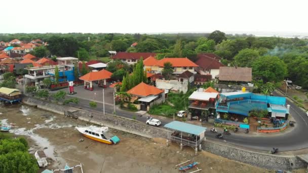 Bali, Indonezja - 19 grudnia 2018: Widok z lotu ptaka wideo drona Młoda para w restauracji rybnej odkryty. Wyspa Bali. — Wideo stockowe