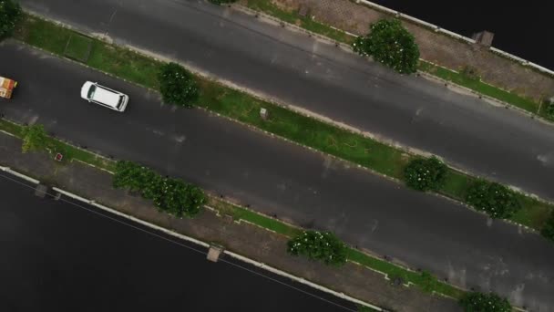 Vista aérea del puente y los coches en Serangan, isla de Bali, Indonesia . — Vídeos de Stock