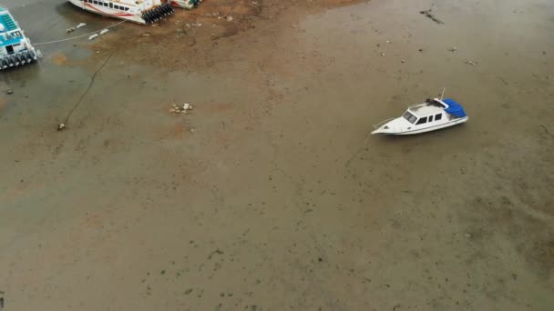 空中无人机在海岸附近拍摄了一艘旧的、破碎的、锈迹斑斑的船只。4k 镜头巴厘岛, 印度尼西亚. — 图库视频影像