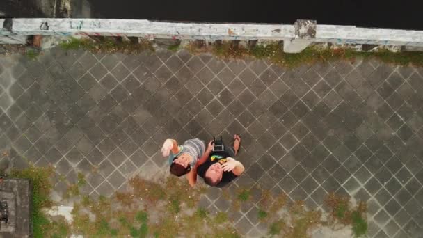 Um jovem casal na ponte. Serangan, ilha tropical de Bali, Indonésia . — Vídeo de Stock