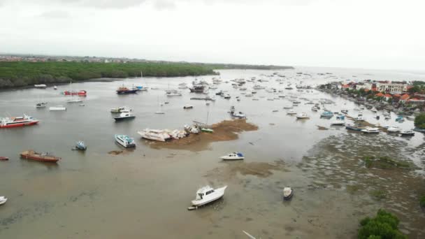 Luftdrone skud af en gammel, brudt, rusten både nær kysten. 4K optagelser. Bali ø, Indonesien . – Stock-video