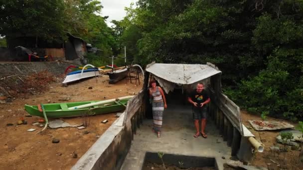 4K vue aérienne du jeune couple dans le vieux bateau échoué, île tropicale de Bali, Indonésie . — Video