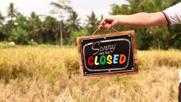Man händerna med stängda tecken ombord på en tropisk natur bakgrund. Ön Bali. — Stockvideo