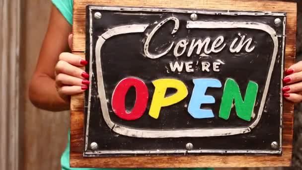 Open sign board in a woman hands on a tropical nature background. Shooted on Bali island, full HD. — Stock Video