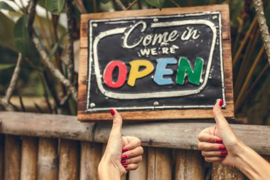 Tabela kadın elinde açın. Bali Adası arka plan.