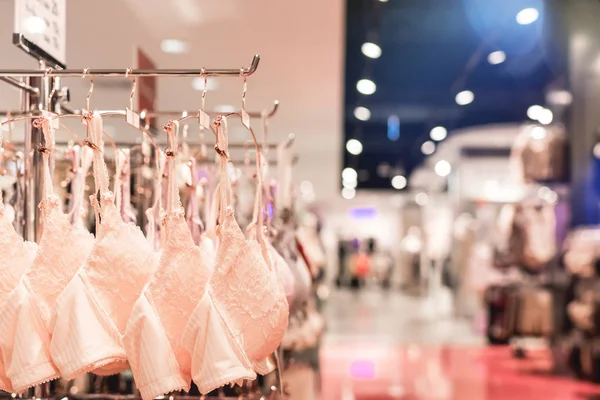 Roupas femininas penduradas no shopping . — Fotografia de Stock