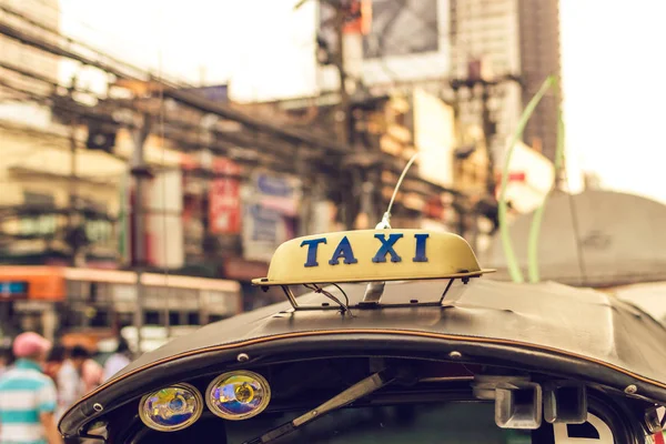 Tuk tuk moto taxi in Bangkok. Asia. — Stockfoto