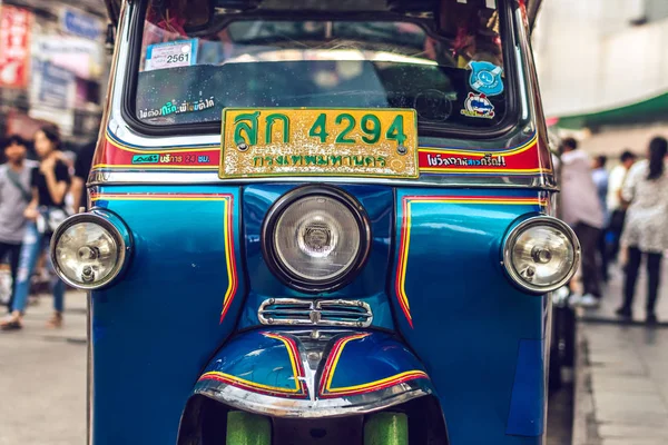 BANGKOK, THAILAND - FEVEREIRO 2, 2018: Tuk tuk moto taxi em Bangkok . — Fotografia de Stock