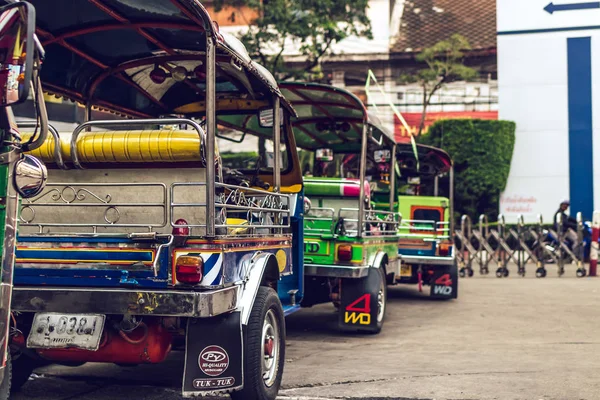 BANGKOK, THAILAND - FEBRUARY 2, 2018: Taksi moto Tuk tuk di Bangkok . — Stok Foto