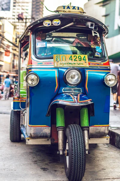 BANGKOK, TAILANDIA - 2 DE FEBRERO DE 2018: Tuk tuk moto taxi in Bangkok . — Foto de Stock