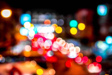 Gece şehir sokak bokeh arka ışıklar. Bangkok.