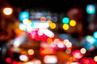 Gece şehir sokak bokeh arka ışıklar. Bangkok.
