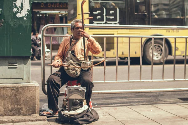 Bangkok, Thailand - 2 februari 2018: Blinde muzikant op straat van Bangkok stad. — Stockfoto