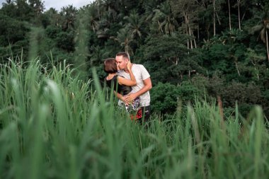 Genç ve güzel Avrupa Çift Doğa Bali Adası poz.