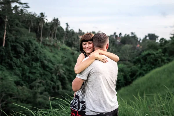 Giovane e carina coppia europea in posa nella natura sull'isola di Bali . — Foto Stock