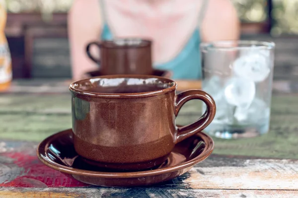 Kupa hagyományos balinéz kávét, egy fából készült asztal háttér. Bali szigetén. — Stock Fotó