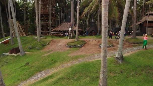 BALI, INDONESIA - 29 DE DICIEMBRE DE 2018: Las mujeres se balancean en la playa del paraíso tropical . — Vídeo de stock