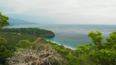 4k hava video kadının kenarındaki robot. Tropik sahil, dağ, seyahat kavramı. Bali Adası.