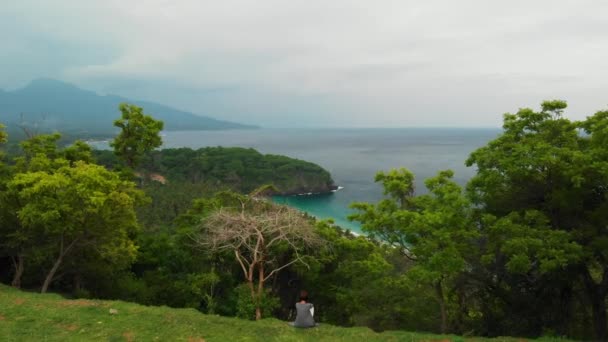 4k Εναέριος κηφήνας βίντεο της γυναίκας στην άκρη. Τροπική παραλία, βουνό, ταξίδια έννοια. Νησί του Μπαλί. — Αρχείο Βίντεο