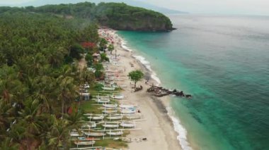 Bali, Endonezya - 29 Aralık 2018: tropikal bakire plaj, Bali Adası üzerinde uçan hava görünümünü. Asya.