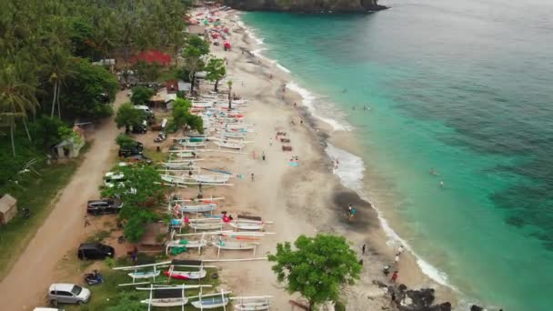 Luftaufnahme, die über den tropischen, unberührten Strand der Insel Bali fliegt. Asien. — Stockvideo