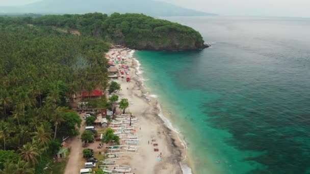 Vista aérea sobrevoando a praia virgem tropical, ilha de Bali. Ásia . — Vídeo de Stock