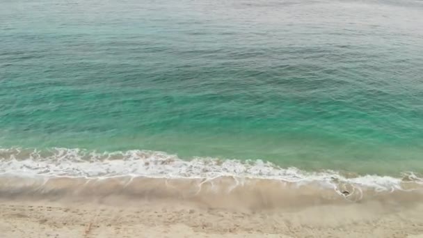 4 k Flygfoto flyger över havsstranden. Tropiska virgin beach på ön Bali. — Stockvideo
