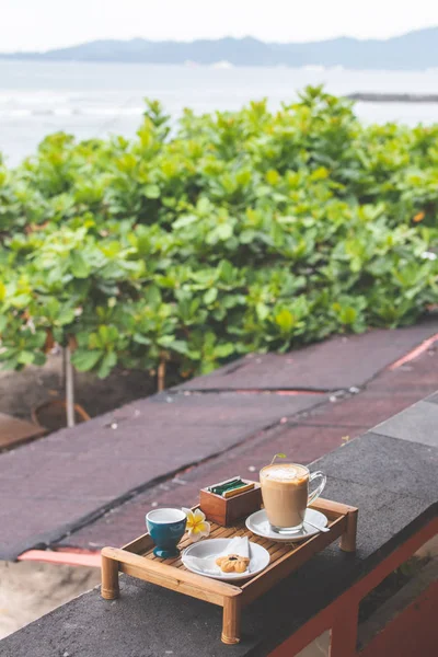 Koffie met cookie buitenshuis. Ontbijt op het westen van Bali eiland. — Stockfoto