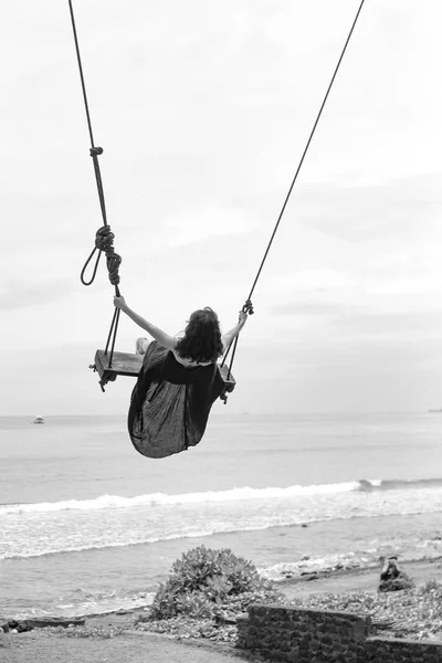 Femme balançant sur une plage tropicale de Bali île, Indonésie . — Photo