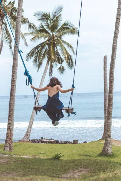 Nő hinták egy tropical beach, Bali szigetén, Indonézia. — Stock Fotó