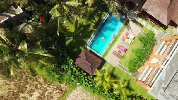 Bali, indonesien - 27. Dezember 2018: eine gruppe von freunden, die sich im freibad vergnügen. 4k fliegendes Drohnenvideo. — Stockvideo