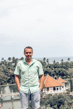 Genç adam Taman Ujung su Sarayı, Bali Adası, Endonezya.