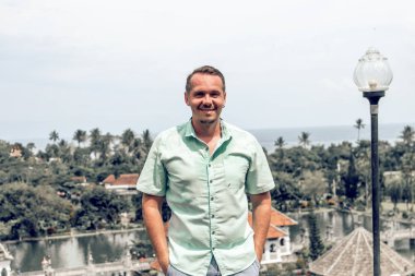 Genç adam Taman Ujung su Sarayı, Bali Adası, Endonezya.