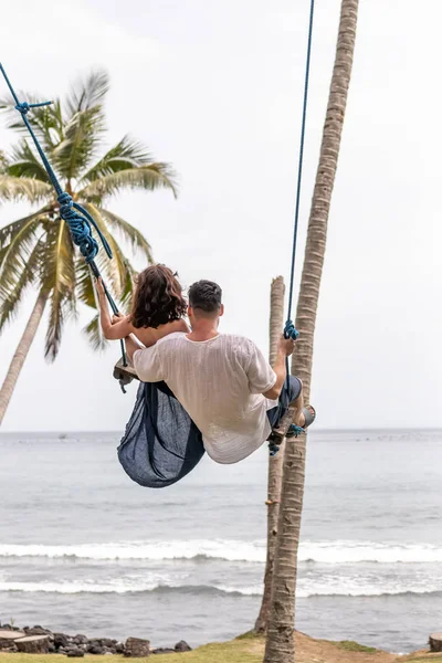 熱帯ビーチ バリ島、インドネシアで揺れる若いカップル. — ストック写真