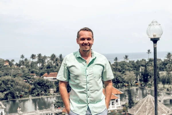 Jeune homme au palais d'eau Taman Ujung, île de Bali, Indonésie . — Photo